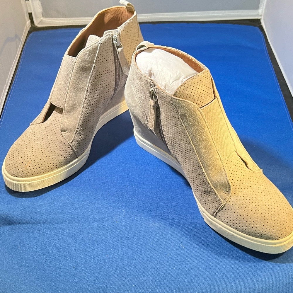 Paolo gray W Size 6 wedge. NWOT